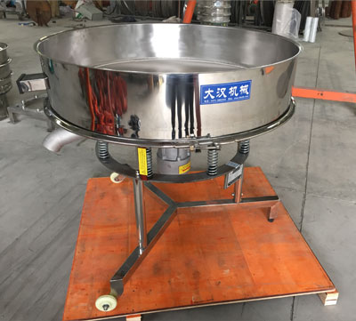 高频筛不同于普通91香蕉视频下载污的在于该产品使用的是，高频振动电机：振动频次快，振动的幅度较小，所以对于浆液的过滤筛分有一定的优势。