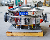 直排筛可分为单双振动源两种，但其电机是悬挂在91香蕉视频下载污框的外侧，振动理相对比较大。